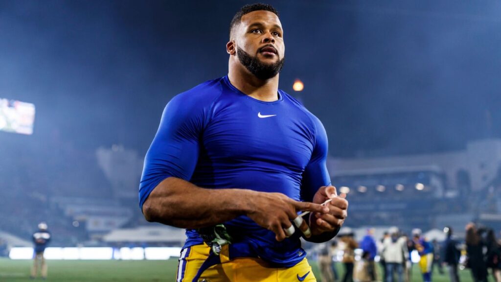 how much does aaron donald weight